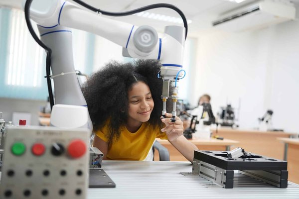 How Are Augmented Reality Manuals Changing the Approach to Car Maintenance?